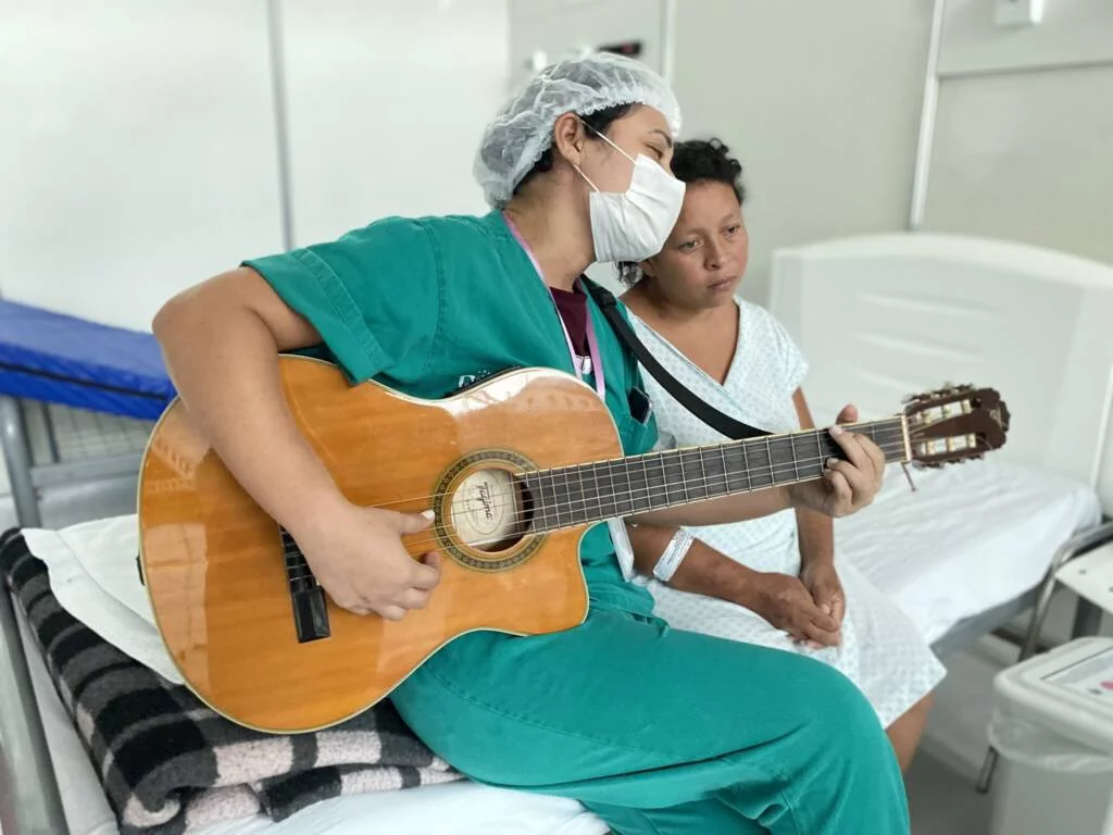 Musicoterapia: a música como cuidado que traz conforto, bem-estar e estímulo emocional aos idosos.